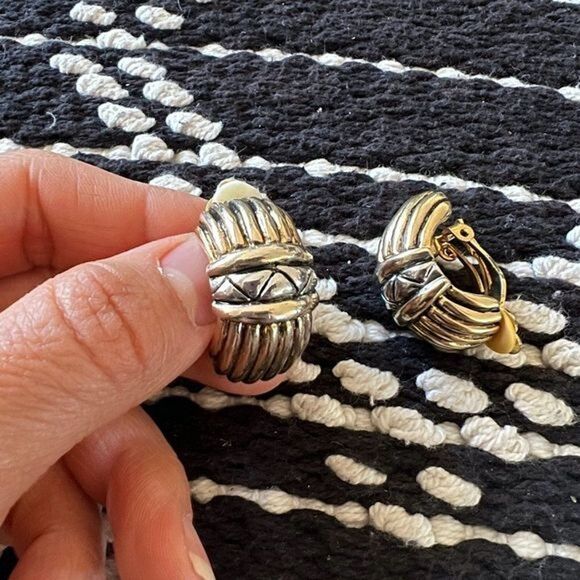 Vtg 80s clip on statement earrings two‎ tone costume fashion huggie half moon - Picture 1 of 7